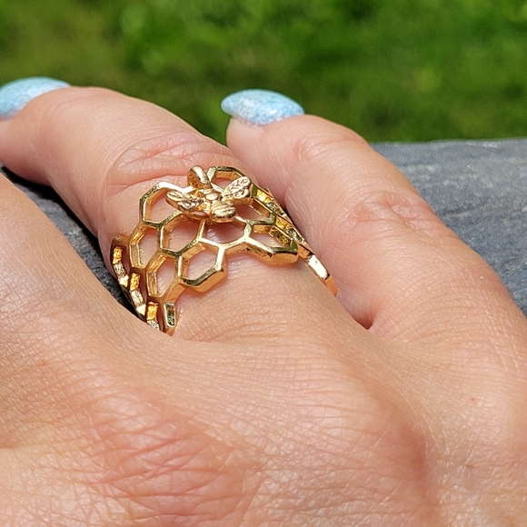 Honeycomb Bee Charm Cuff Ring, goldplated - Picture 3 of 7